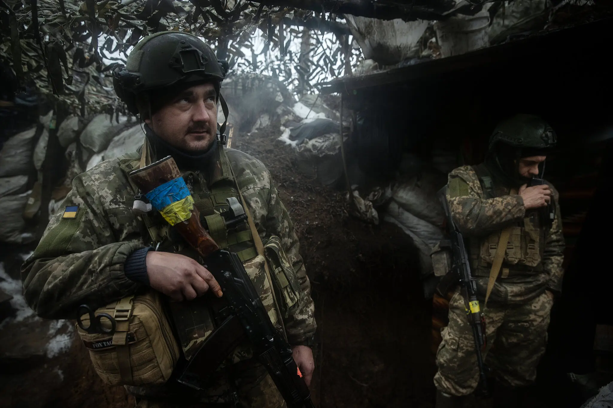 Піхота 24-ї механізованої бригади на передовій окопній позиції в Донецькій області на сході України в січні